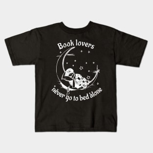 Book lovers never go to bed alone Kids T-Shirt